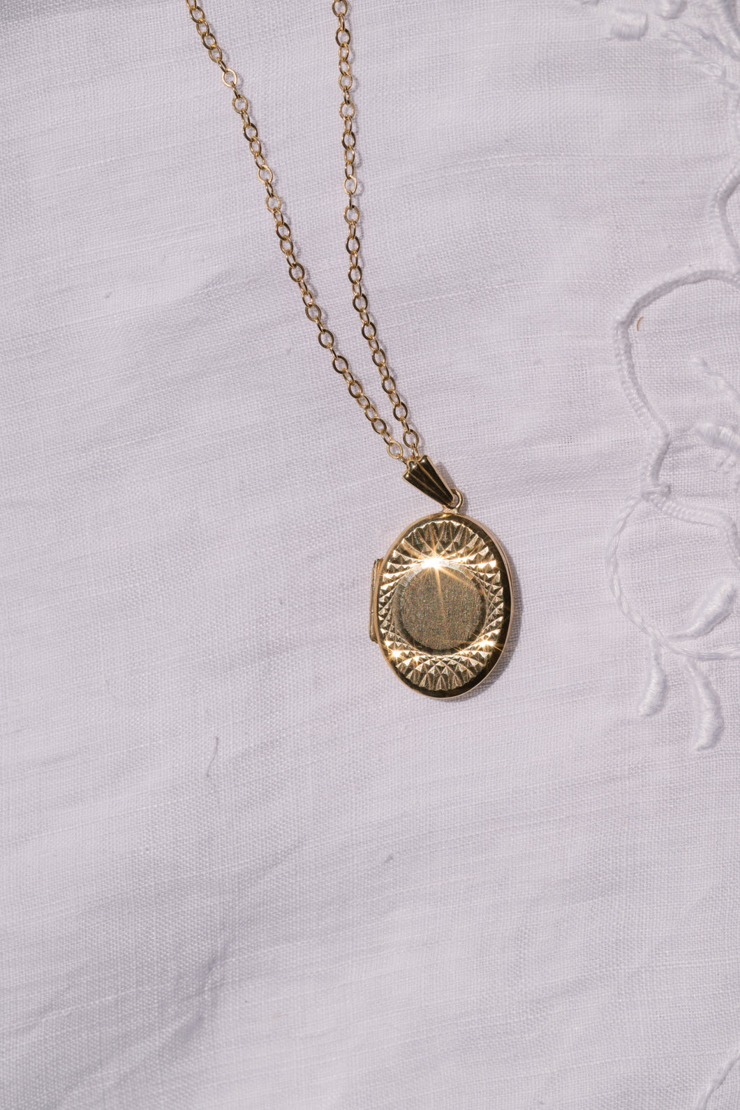 Vintage 9ct Gold Oval Locket on 9ct Gold Belcher Link Necklace