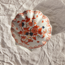 Load image into Gallery viewer, Porcelain oriental shell dish
